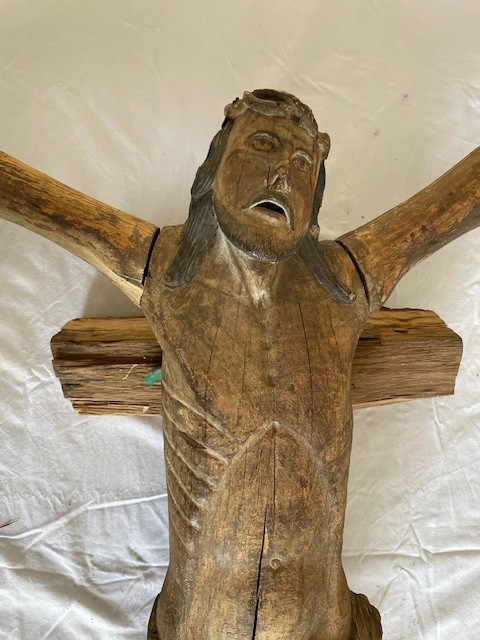 Christ de la crucifixion figure sculptée en bois avec traces de polychromie