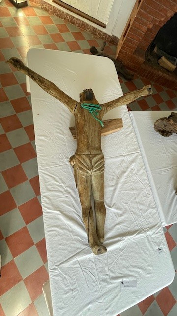 Christ de la crucifixion figure sculptée en bois avec traces de polychromie