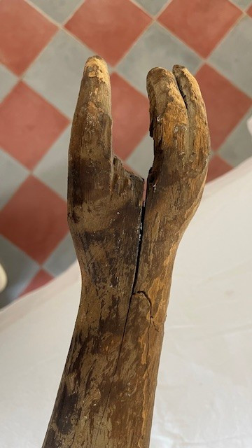 Christ de la crucifixion figure sculptée en bois avec traces de polychromie