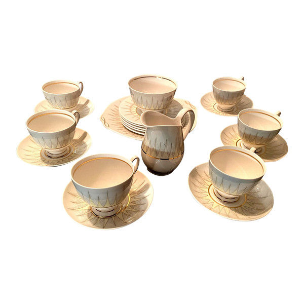 English porcelain set of 6 cups and their saucers, early 20th century, finely decorated