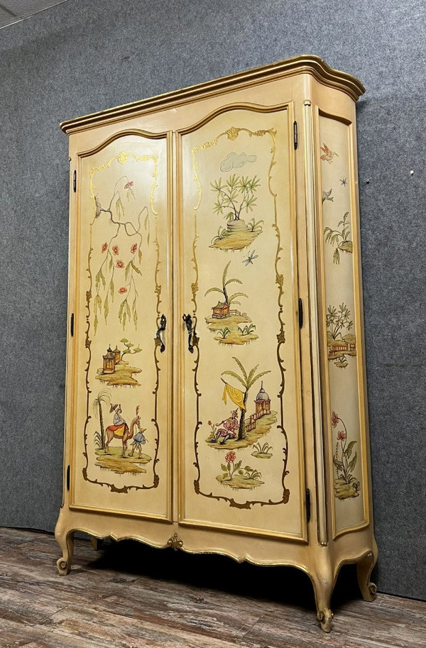 Louis XV-style curved Venetian cabinet with Chinese decor circa 1900