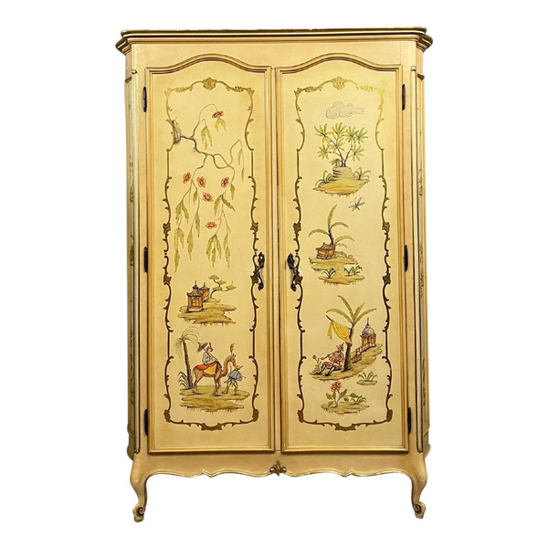 Louis XV-style curved Venetian cabinet with Chinese decor circa 1900