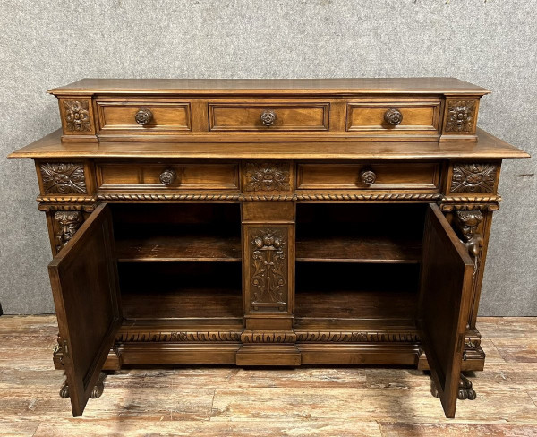 Buffet a più livelli in stile rinascimentale in noce con cariatidi, 1880 ca.