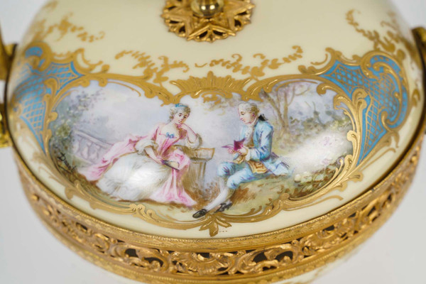 A Sèvres Porcelain Bonbonnière 1844