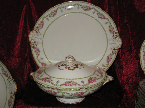 Service de table en porcelaine de Limoges de 122 pièces époque début 20ème style Louis XVI 