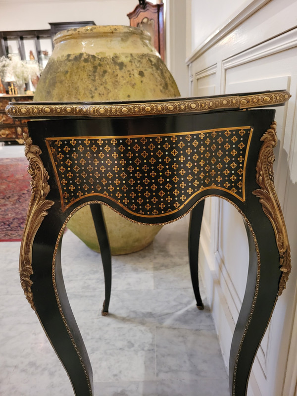 Petite table coiffeuse signée par Jean Pierre Tahan ebeniste de Napoléon III