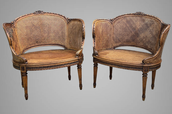 PAIRE DE GRANDS ET LARGES FAUTEUILS CANNÉS EN NOYER DU XIXe DE STYLE LOUIS XVI