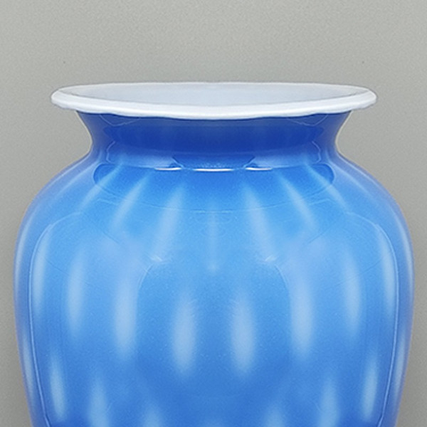 Étonnant vase bleu des années 1970 en verre de Murano par Dogi. Fabriqué en Italie