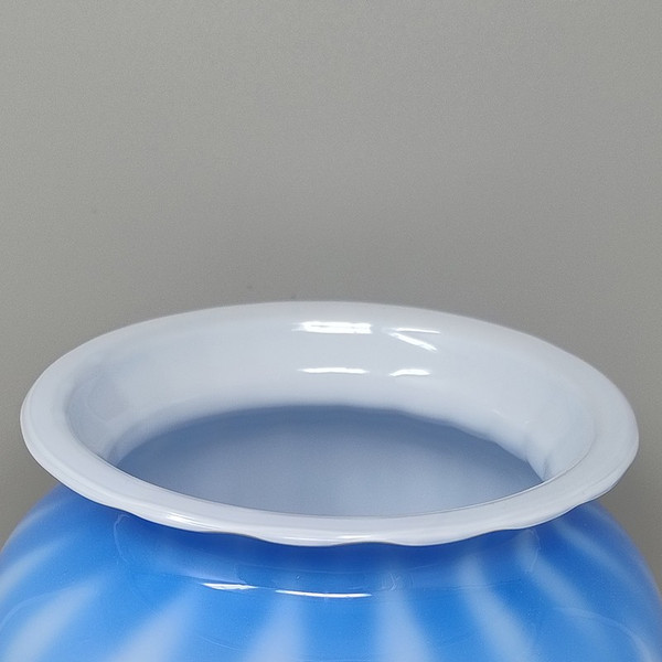 Étonnant vase bleu des années 1970 en verre de Murano par Dogi. Fabriqué en Italie