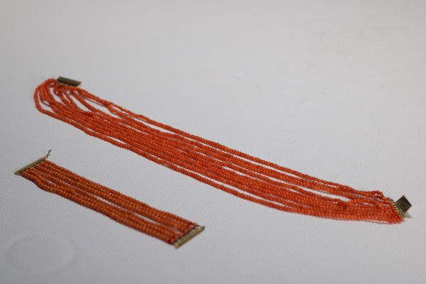 Choker Necklace And Its Bracelet In Coral And Yellow Gold