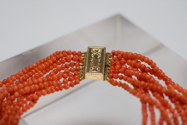 Choker Necklace And Its Bracelet In Coral And Yellow Gold