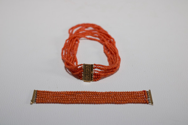 Choker Necklace And Its Bracelet In Coral And Yellow Gold