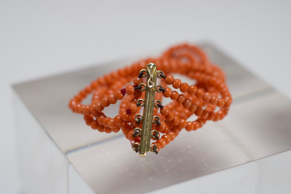 Choker Necklace And Its Bracelet In Coral And Yellow Gold