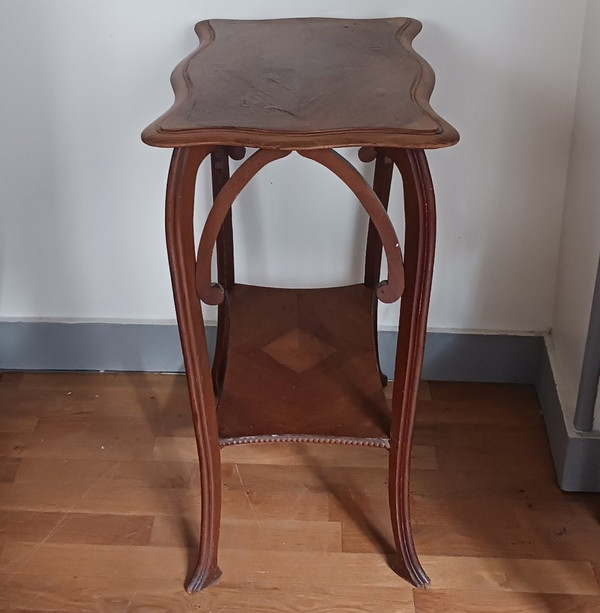 Travail Art Nouveau - table sellette en noyer à entretoise - vers 1900