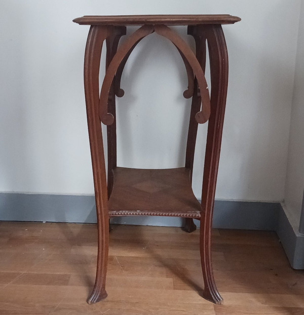 Travail Art Nouveau - table sellette en noyer à entretoise - vers 1900