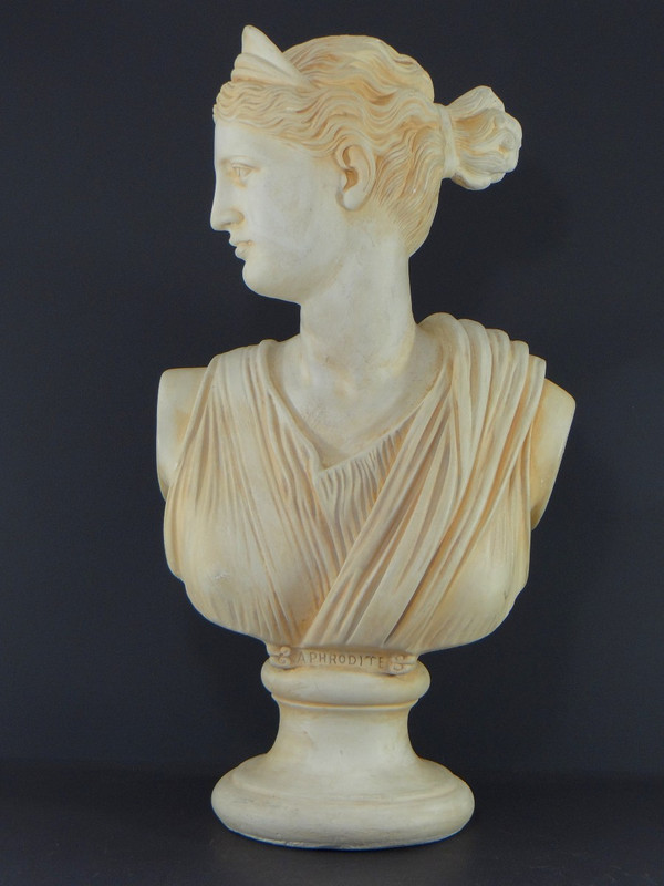 France, Années 1950/1960, Buste En Plâtre Figurant Aphrodite, Déesse Antique Grecque.