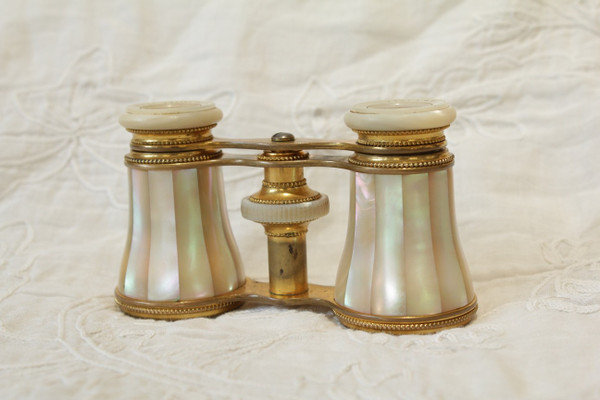 Pair of mother-of-pearl theater binoculars Maison Crosti Bordeaux late 19th century