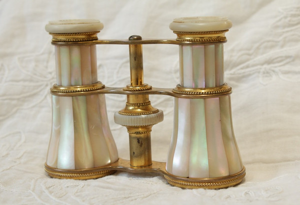 Pair of mother-of-pearl theater binoculars Maison Crosti Bordeaux late 19th century