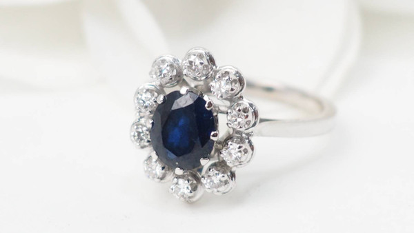 Daisy ring in white gold, sapphire and diamonds 