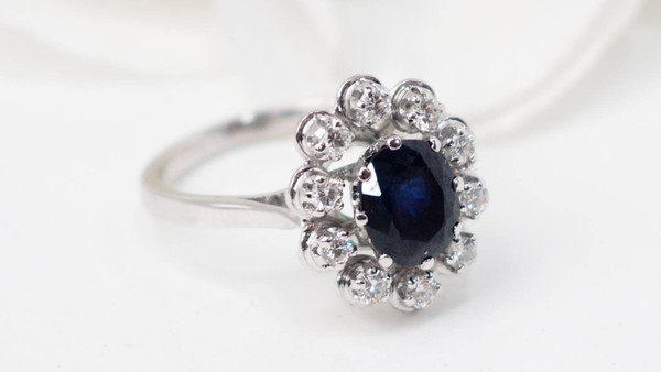 Daisy ring in white gold, sapphire and diamonds 