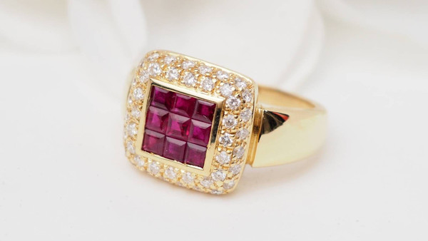 Bague carrée en or jaune, rubis et diamants 