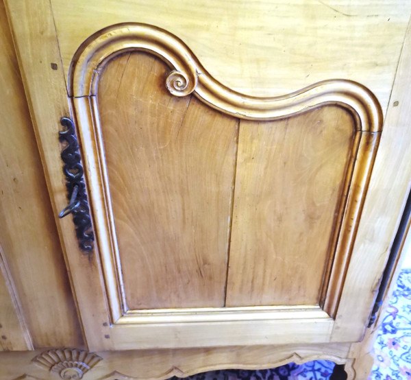 Early 19th century louis XV blond cherry wood sideboard