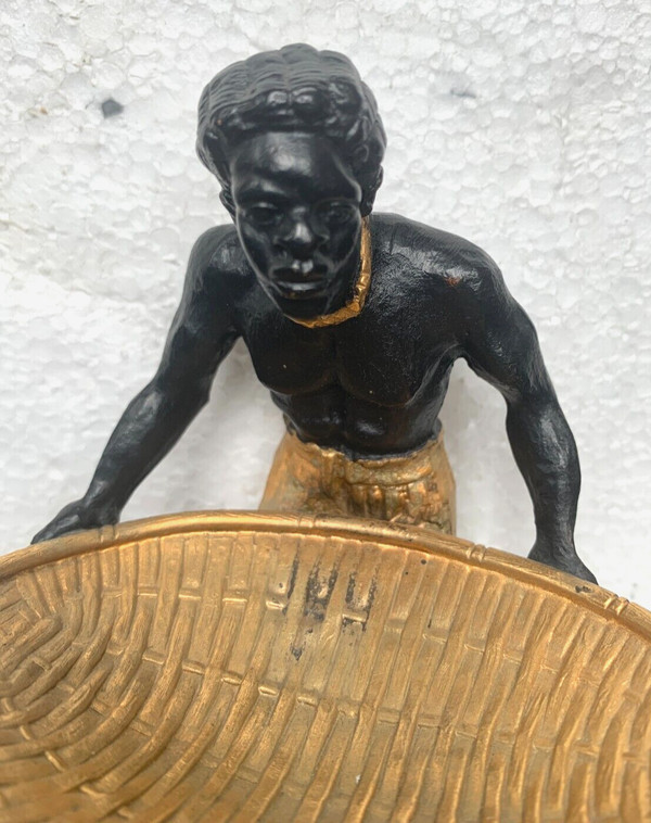 "L'homme au panier tressé " Groupe en bronze a double patine XX siècle