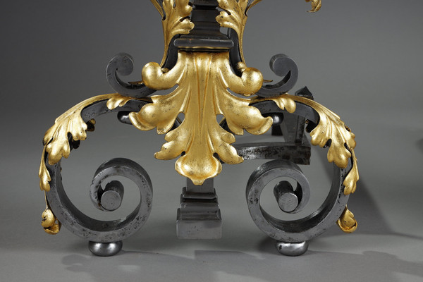 Très grande paire de devants de cheminée en fer forgé à décor feuillagé, masque et volutes