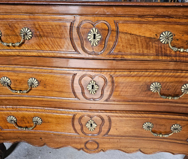 18th Century Louis XV Slightly Curved Walnut Chest Of Drawers