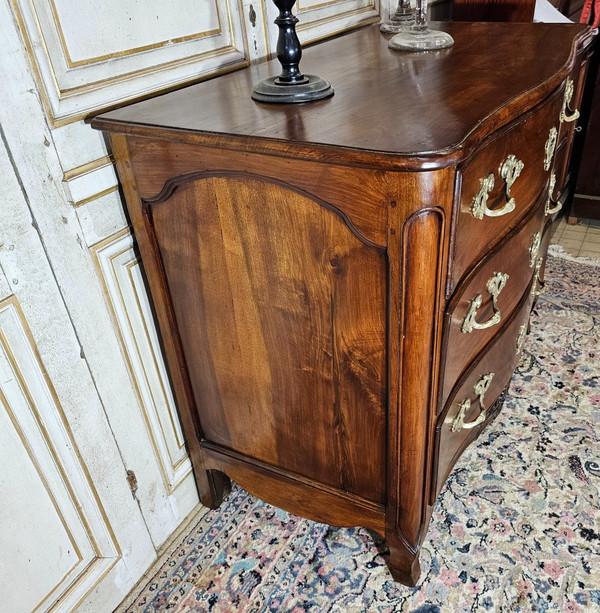 18 th C Walnut Louis XV Curved Chest Of Drawers