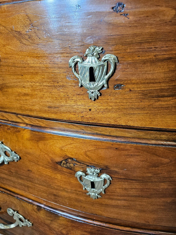 18 th C Walnut Louis XV Curved Chest Of Drawers