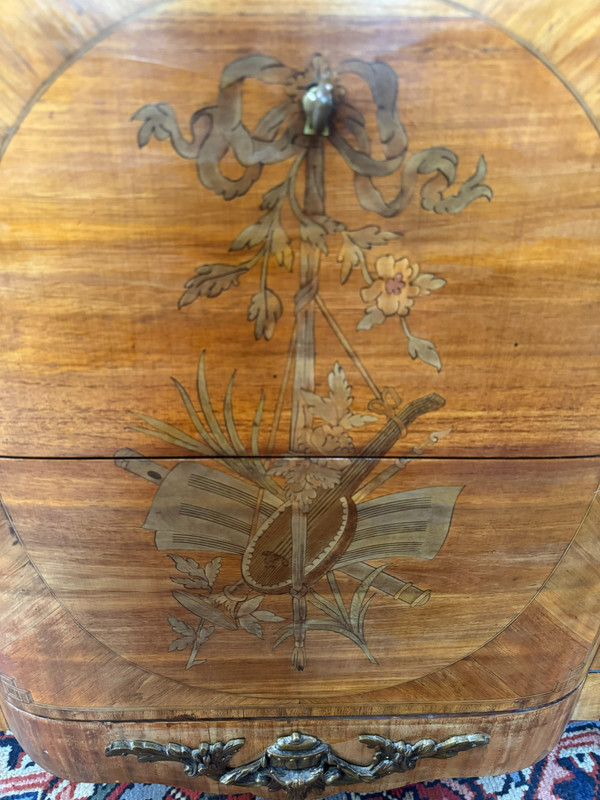 LOUIS XVI PERIOD CHEST OF DRAWERS WITH CENTRAL PROJECTION