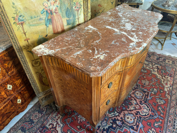 LOUIS XVI PERIOD CHEST OF DRAWERS WITH CENTRAL PROJECTION