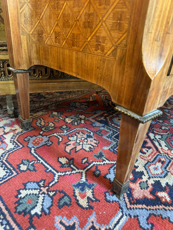 LOUIS XVI PERIOD CHEST OF DRAWERS WITH CENTRAL PROJECTION