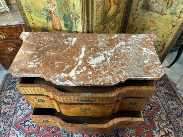 LOUIS XVI PERIOD CHEST OF DRAWERS WITH CENTRAL PROJECTION