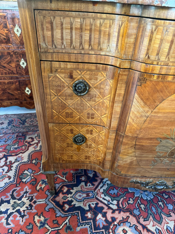 LOUIS XVI PERIOD CHEST OF DRAWERS WITH CENTRAL PROJECTION