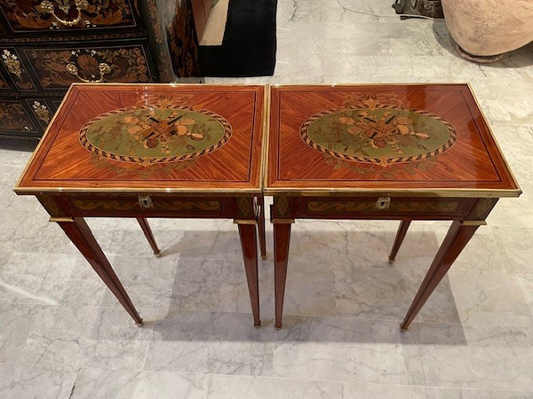 2 Petites tables en marquèterie de bois nobles estampillés J.P Dusautoy 