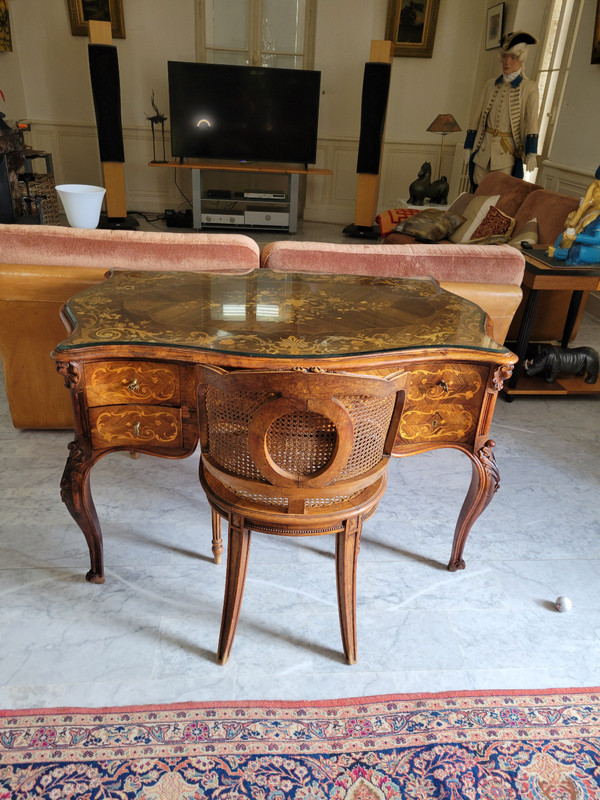 Beautiful late 19th or early 20th century, Louis XV-style, fully inlaid desk.