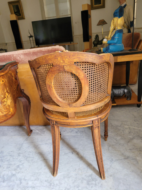 Beautiful late 19th or early 20th century, Louis XV-style, fully inlaid desk.