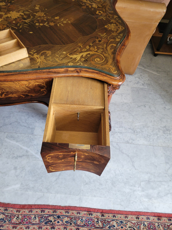 Beautiful late 19th or early 20th century, Louis XV-style, fully inlaid desk.