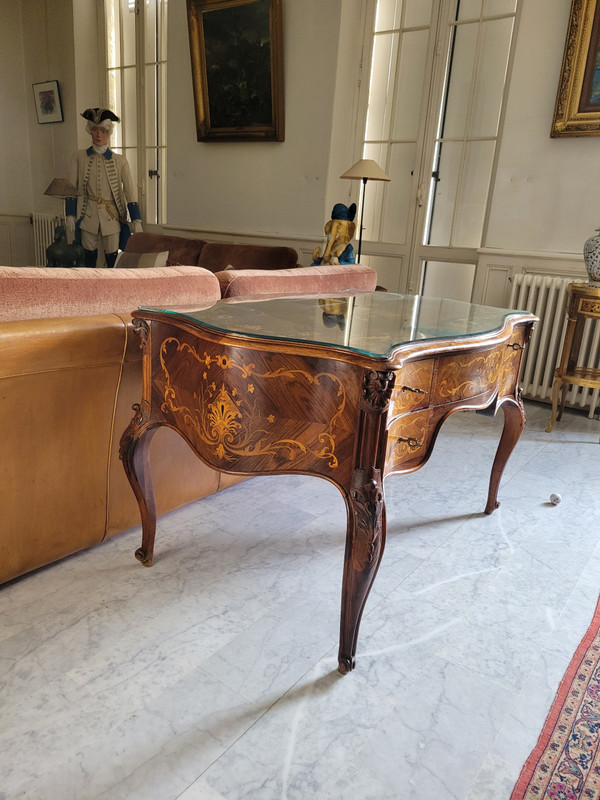 Beautiful late 19th or early 20th century, Louis XV-style, fully inlaid desk.