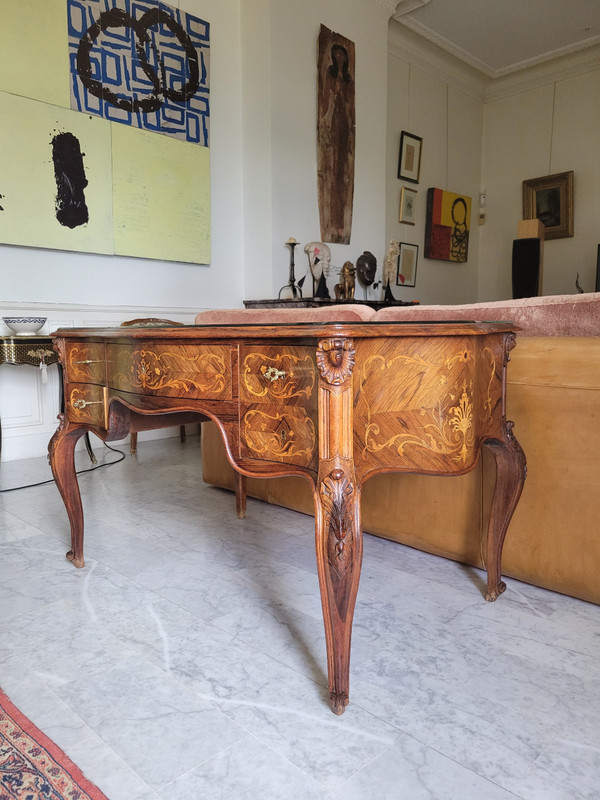 Beautiful late 19th or early 20th century, Louis XV-style, fully inlaid desk.