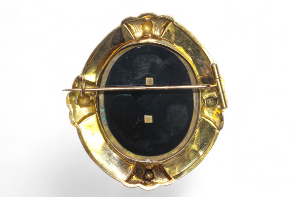 Onyx 1900 brooch