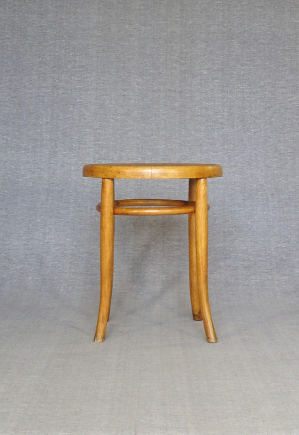 Low blond bistro stool, circa 1920, wooden seat