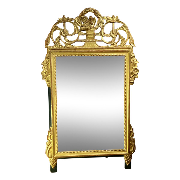 MIROIR EN BOIS SCULPTÉ DORÉ AVEC FRONTON AJOURÉ A DECOR DE FLEURS STYLE L.XVI