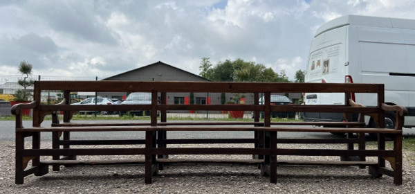 Paar Kirchenbänke mit Armen und Rückenlehne aus Massivholz Ende des 18. Jahrhunderts