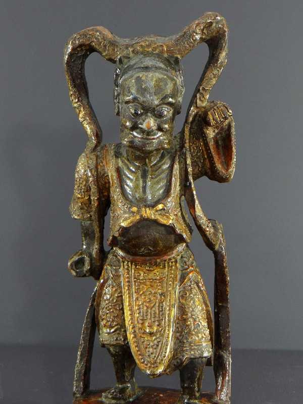 China, Anfang des 20. Jahrhunderts oder früher, Statue eines Tempelwächters aus lackiertem Holz.