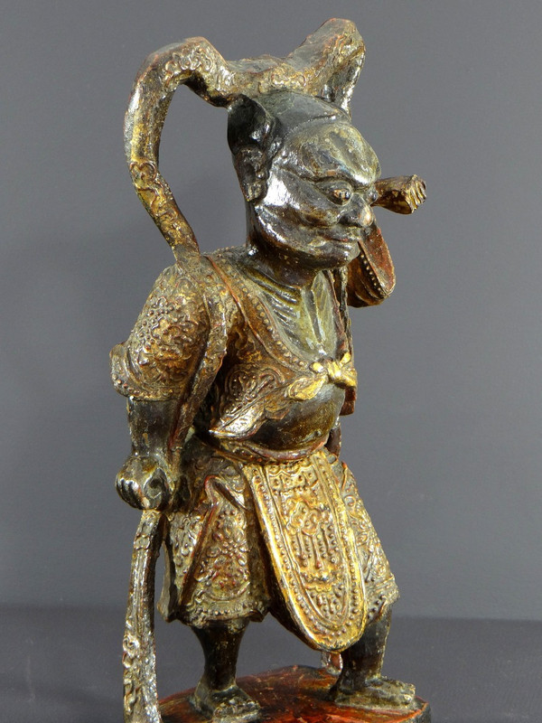 China, Anfang des 20. Jahrhunderts oder früher, Statue eines Tempelwächters aus lackiertem Holz.