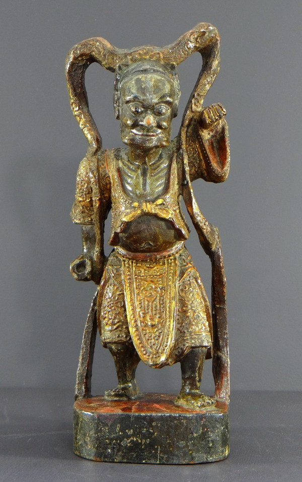 China, Anfang des 20. Jahrhunderts oder früher, Statue eines Tempelwächters aus lackiertem Holz.