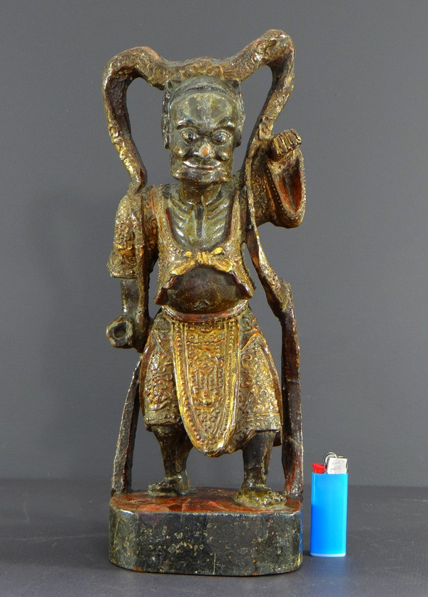 China, Anfang des 20. Jahrhunderts oder früher, Statue eines Tempelwächters aus lackiertem Holz.